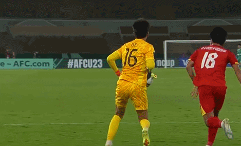 真出名了！李昊赛后获越南教练摸头点赞：越南球迷呼吁给他立碑